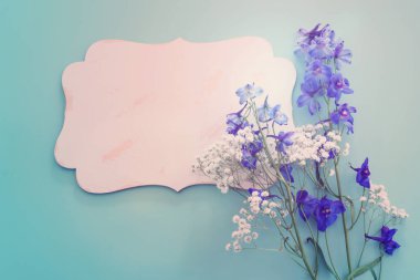 Menekşe desenli çiçek bileşiminin üst görünümü mavi arkaplan