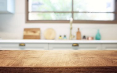 Boş masa tahtası ve odaklanmış modern mutfak arka planı. ürün görüntüleme konsepti