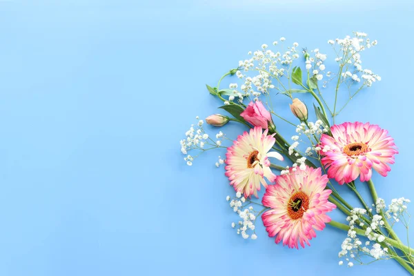 パステルブルーの背景にピンクの花の構図のトップビューのイメージ フラットレイ — ストック写真