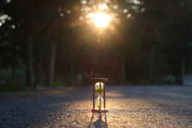 Doğada kum saati. Ekoloji, zaman ve dünyayı koruma fikri.