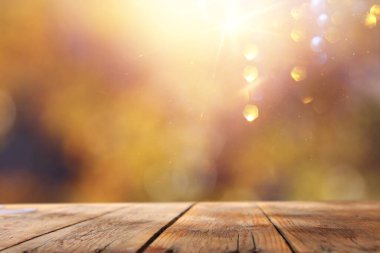 Kırsal kesimin önündeki boş kırsal masa bulanık arkaplan. ürün gösterimi ve piknik konsepti