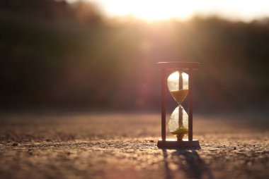 Doğada kum saati. Ekoloji, zaman ve dünyayı koruma fikri.