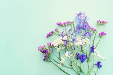 Menekşe desenli çiçeklerin üst görünümü arkaplan üzerindeki kompozisyonu