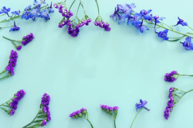 Menekşe desenli çiçeklerin üst görünümü arkaplan üzerindeki kompozisyonu