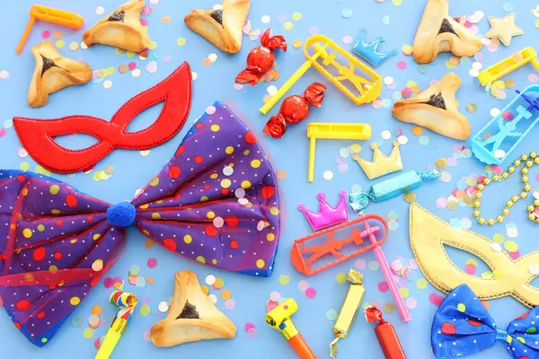 Purim kutlama konsepti (Yahudi karnavalı tatili) mavi arka plan üzerine
