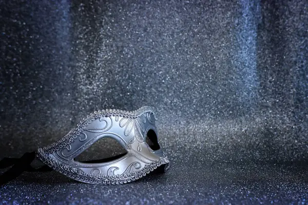 Foto Der Eleganten Venezianischen Maske Über Glitzerndem Silbernem Hintergrund lizenzfreie Stockfotos