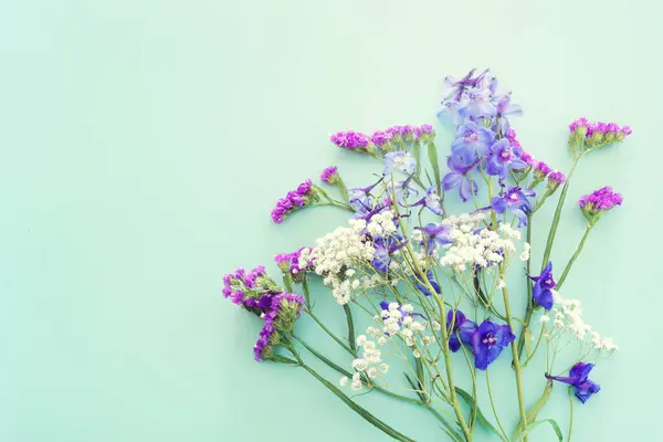 Imagen Vista Superior Composición Flores Delphinium Violeta Sobre Fondo Menta Imagen De Stock