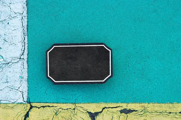 テクスチャフロアの空の黒板サインのトップビュー画像 ロイヤリティフリーのストック写真