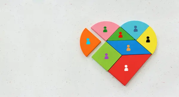 Herzförmiges Puzzle Mit Figuren Konzept Von Teamwork Und Freundschaft lizenzfreie Stockfotos