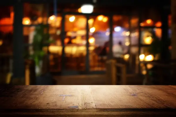 Bild Eines Holztisches Vor Abstrakt Verschwommenem Hintergrund Von Restaurantlichtern Stockfoto
