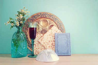 Pesah kutlama konsepti (Musevi Hamursuz Bayramı). Geleneksel pesakh tabağı metninin çevirisi: Hamursuz Bayramı, incik kemiği, acı yürek, tatlı tarih