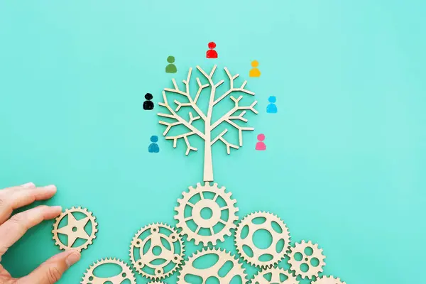 Bild Von Zahnrädern Und Baum Mit Menschenfiguren Personalwesen Führung Managementkonzept lizenzfreie Stockbilder