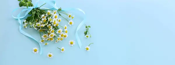 Frühlingsstrauß Von Gänseblümchen Blumen Über Blauem Hintergrund lizenzfreie Stockfotos