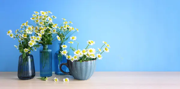 Frühlingsstrauß Von Gänseblümchen Blumen Über Holztisch Und Minze Patel Hintergrund Stockbild