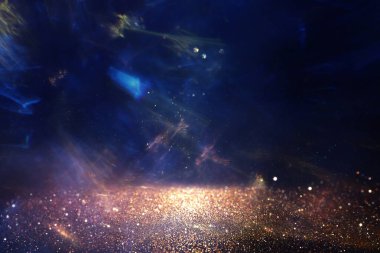 Soyut simli siyah, mavi ve altın renkli ışıklar arka planda. Odaklanmamış