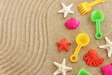 Kumsaldaki oyuncakların en üstteki görüntüsü