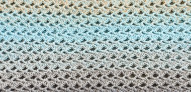 Yünden yapılmış gri ve mavi tığ işi süslemenin arkaplanı. Pankart
