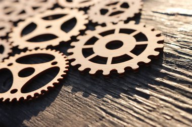 Tahta masanın üzerinde dönen dişliler.