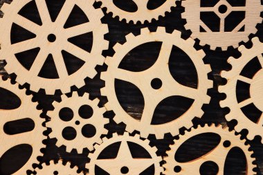 Tahta masanın üzerinde dönen dişliler.