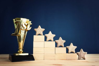 Beş yıldızlı bir hedef belirlemenin konsepti. Derecelendirme, sıralama, değerlendirme ve sınıflandırma fikrini yükselt