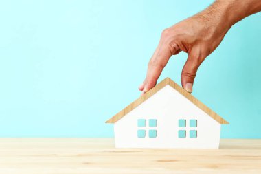 Ahşap masadaki küçük ev modeli. Gayrimenkul veya ev giderleri kavramı