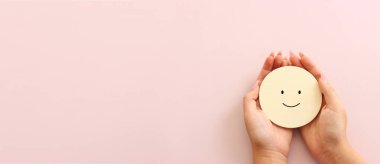 Tatmin olma seviyesini kavra. Mutlu yüzlü ahşap küp