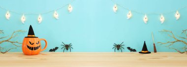 Cadılar Bayramı 'nın resmi. Kabak kabağı ahşap masanın üstünde.