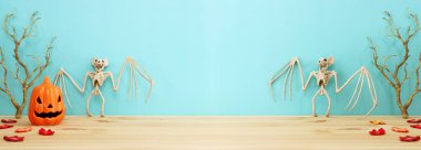 Cadılar Bayramı 'nın resmi. Balkabağı ahşap masanın üzerinde