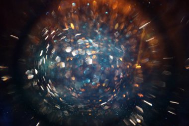 Mavi ve parlak merceğin arka planı yanıp sönüyor. Soyut resim