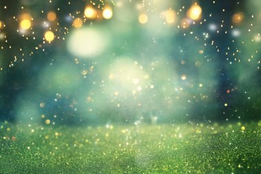 Soyut parıltılı ışıkların arkaplanı. Yeşil, altın ve siyah. & Odaklan