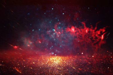 Soyut kırmızı, altın ve siyah parıltılı ışıkların arkaplanı. Dikkati dağılmış. Pankart