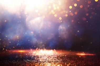 Soyut simli siyah, altın rengi, mavi ışıklı arka plan. Odaklanmamış