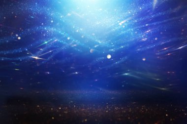 Soyut mavi, altın ve gümüş parıltılı ışıkların arkaplanı. Odaklanamadı