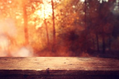 Kırsal kesimin önündeki boş köy masası. ürün gösterimi ve piknik konsepti