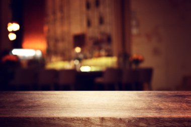 görüntü bulanık arka plan Restoran ışıkların önünde ahşap tablo