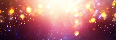 Soyut parıltılı ışıkların arkaplanı. Altın, mor ve mor. & Odaklan