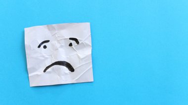 Hüzünlü ya da endişeli suratlı buruşuk çıkartmanın görüntüsünü kabul et