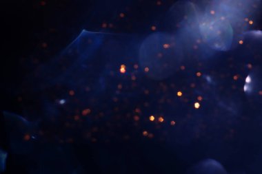 Soyut parlak mavi ve altın ışıklı arka plan. Odaklanmamış