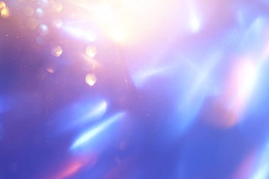 Soyut parıltılı ışıkların arkaplanı. Mavi, altın ve mor. & Odaklan