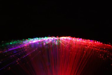 Karanlık neon ışıkları vuruyor. Hareket kavramı, büyük veri ve teknoloji