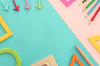 Geometrik şekilli mavi ve pembe arkaplanın üst görünümü