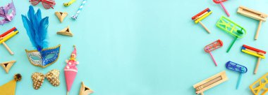 Purim kutlama konsepti (Yahudi karnavalı tatili) mavi arka plan üzerine