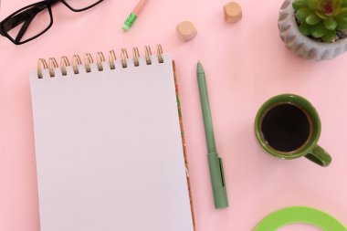 Masadaki boş defterin üst görünüm resmi