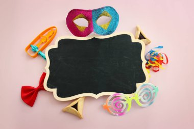 Pembe arka plan üzerine Purim bayramı konsepti (Yahudi karnavalı tatili)