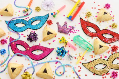 Beyaz ahşap arka plan üzerine Purim bayramı konsepti (Yahudi karnavalı bayramı)