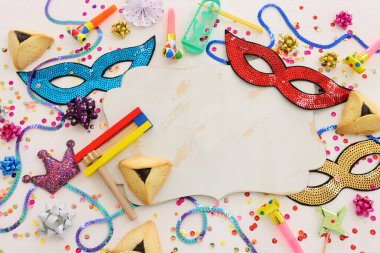 Beyaz ahşap arka plan üzerine Purim bayramı konsepti (Yahudi karnavalı bayramı)