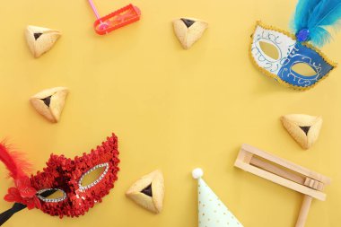 Sarı arka plan üzerinde Purim bayramı konsepti (Yahudi karnavalı bayramı)