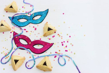Beyaz ahşap arka plan üzerine Purim bayramı konsepti (Yahudi karnavalı bayramı)