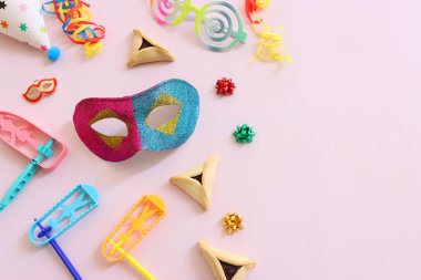 Pembe arka plan üzerine Purim bayramı konsepti (Yahudi karnavalı tatili)