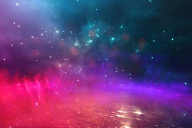 Soyut parlak kırmızı, pembe, mor ve altın rengi ışıklar arka planda. Odaklanmamış